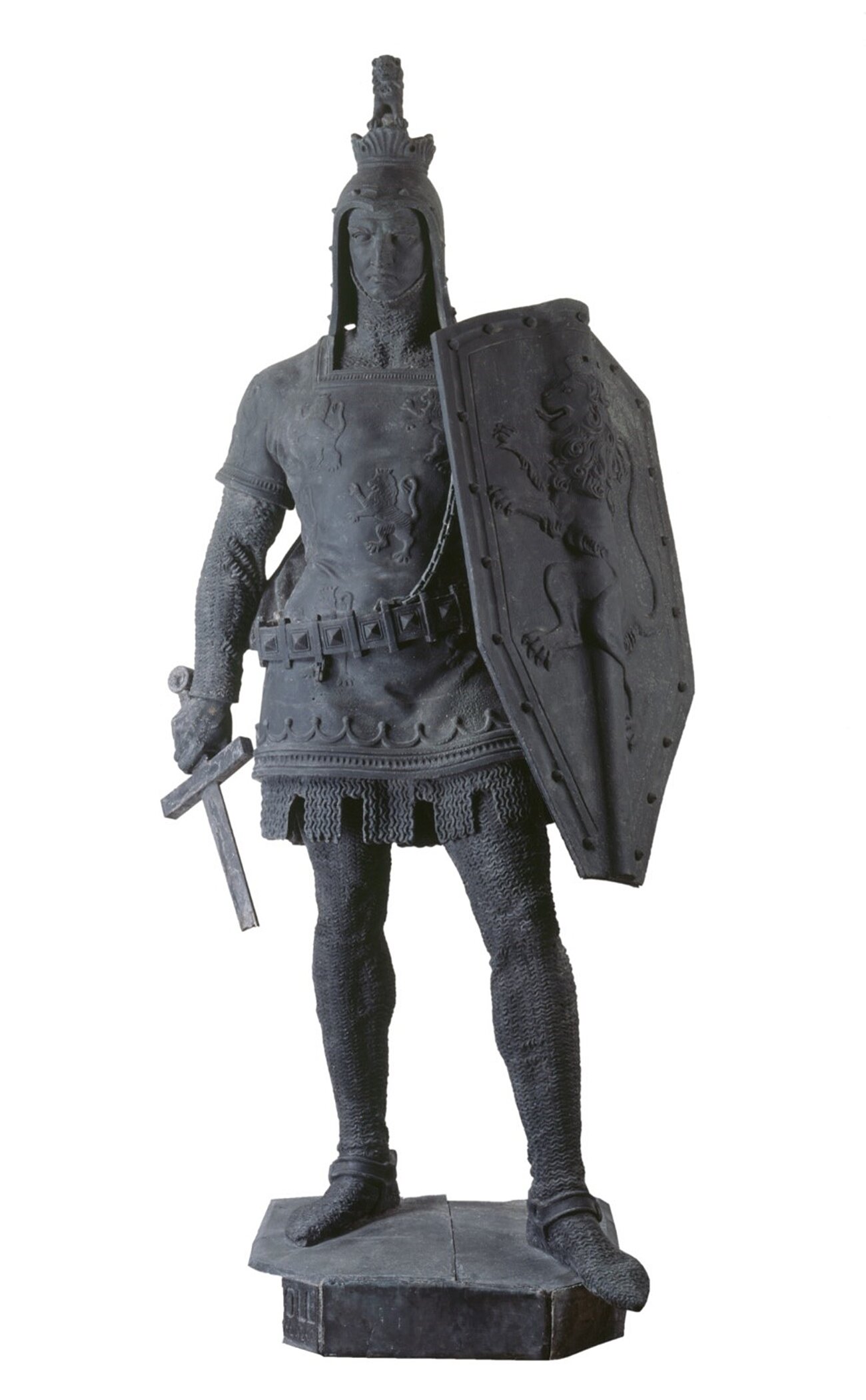 Die Abbildung zeigt die Statue von Herzog Heinrich XII. von Baiern. Die Statue wurde aus Metall gefertigt. Der Herzog hat ein Bein vorangestellt, trägt einen Kettenpanzer bestehend aus Kettenhemd, Kettenhose und Kettenschuhen, einen Helm, ein Schild und ein abgebrochenes Schwert. Auf Helm, Hemd und Schild sind Löwen zu sehen. Die Figur hat markante Gesichtszüge.